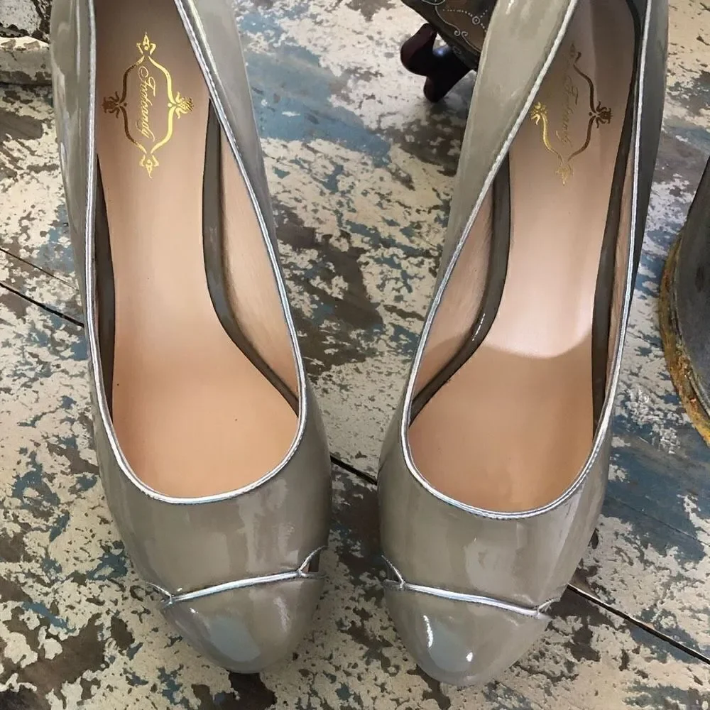 NEW Footcandy Crissy Platform Heels in Taupe Patent Leather NIB